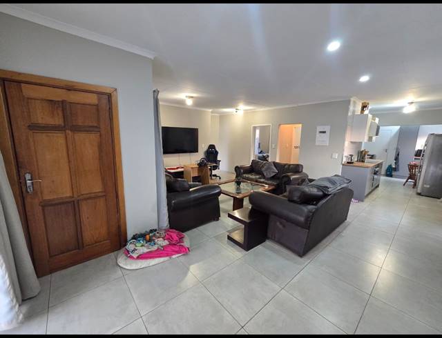 2 BEDROOM TOWNHOUSE TO LET IN THREE RIVERS PROPER